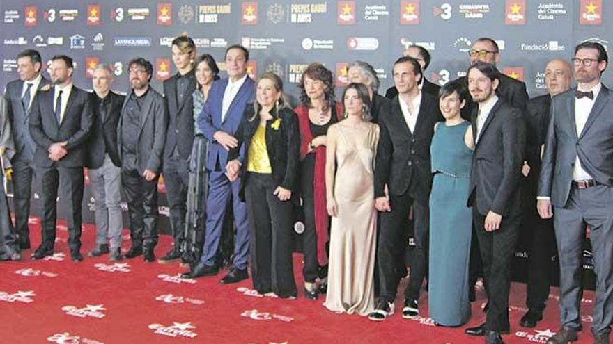 Foto de familia de la película ´Incerta glòria´, con su director Agustí Villaronga, de azul en el centro, en la noche del cine catalán.