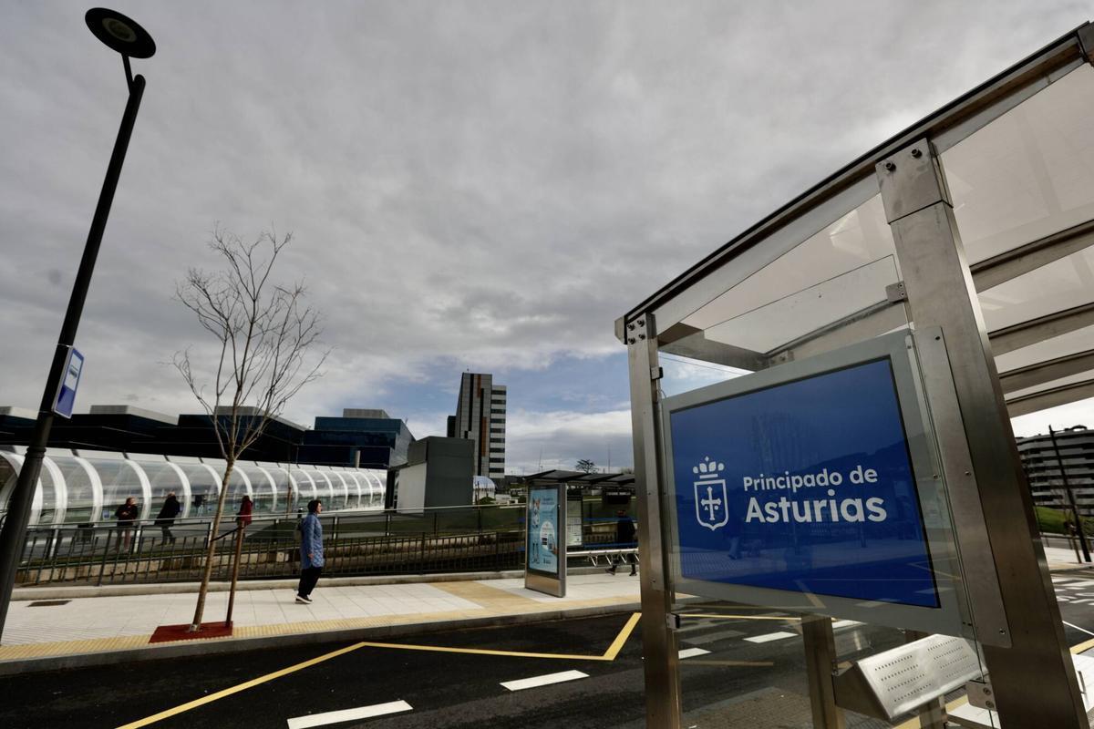 Barbón inaugura los pasillos rodantes  del HUCA y la nueva parada de autobús del hospital.