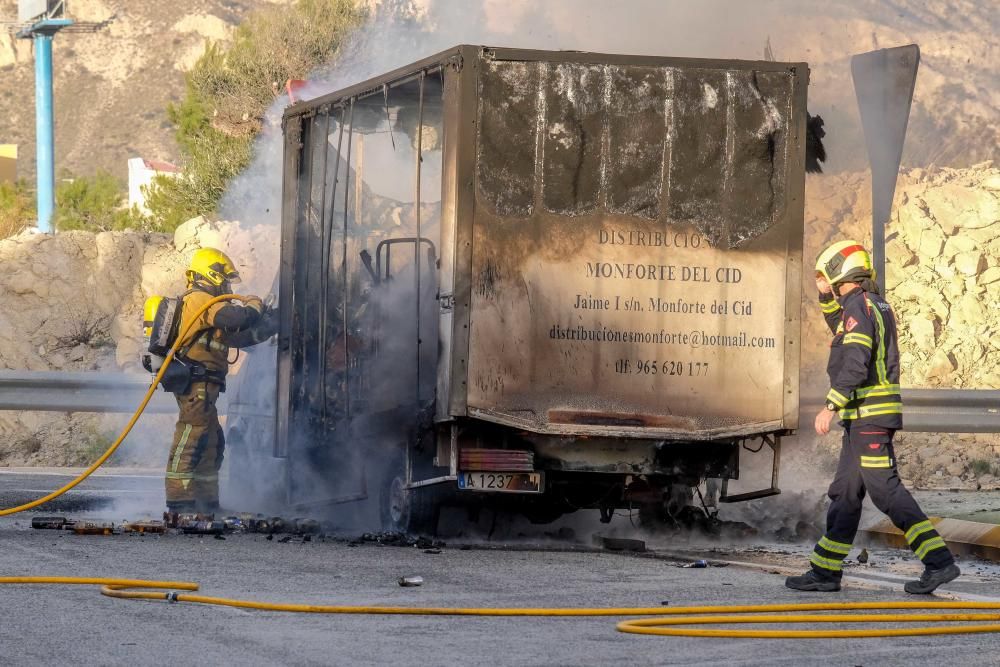 Arde un camión en Monforte del Cid