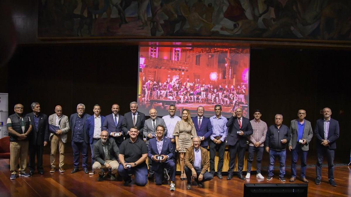 Foto de familia con los premiados en el acto del 90 aniversario del Poeta Tomás Morales