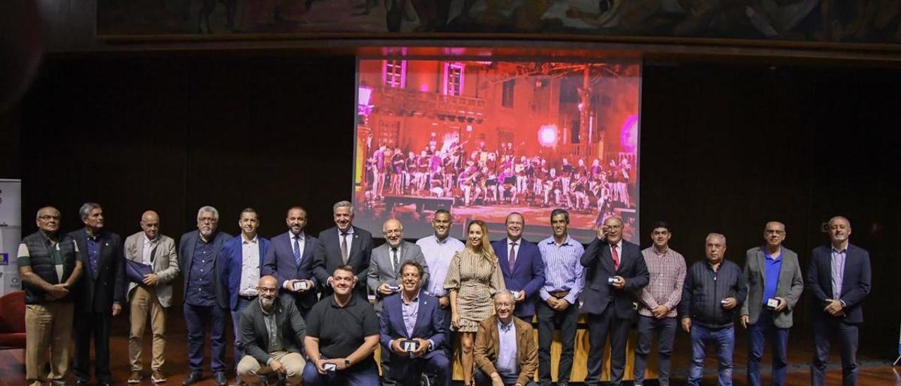 Foto de familia con los premiados en el acto del 90 aniversario del Poeta Tomás Morales