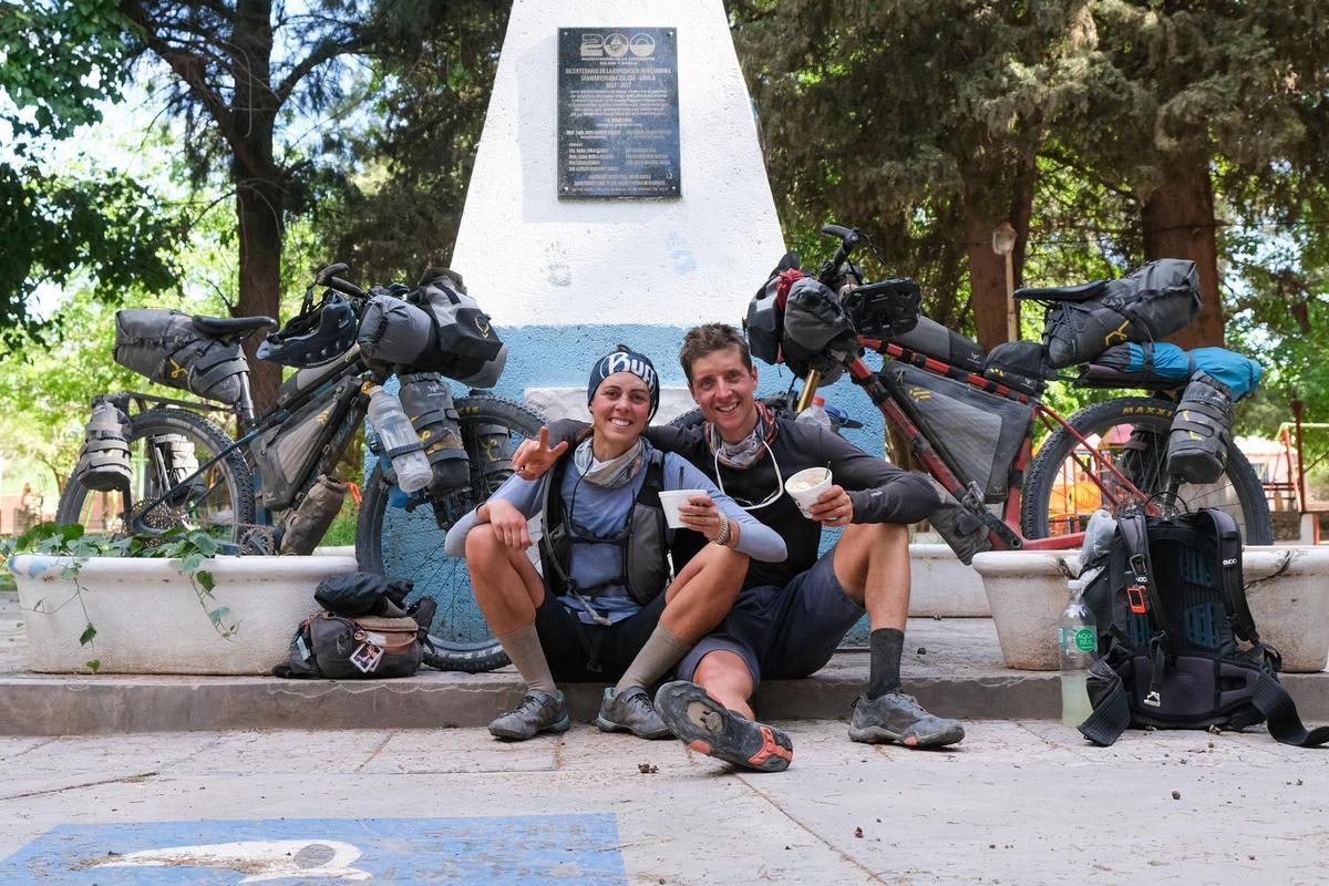 Sònia Colomo i Eloi Miquel amb les seves bicicletes.