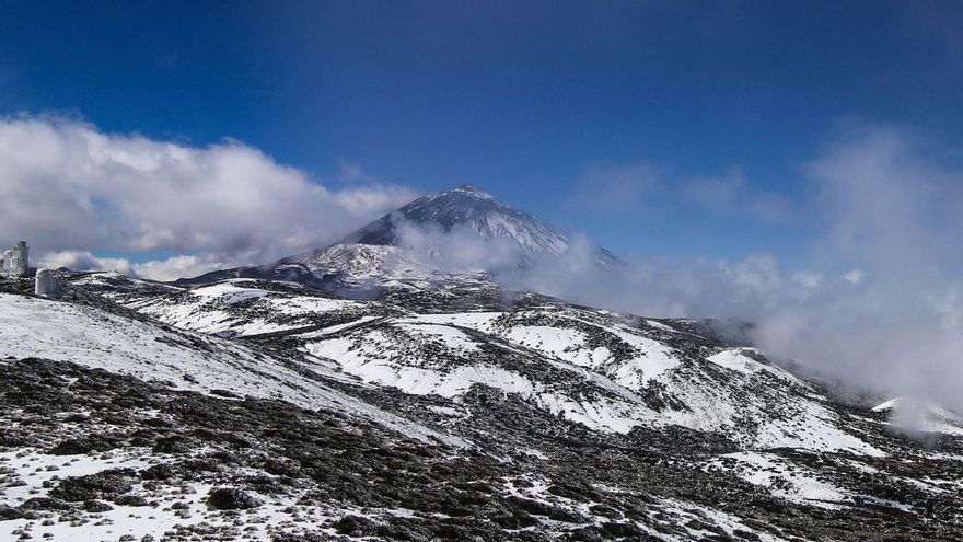 Maximum prudence to drivers to enjoy the snowfall on Mount Teide