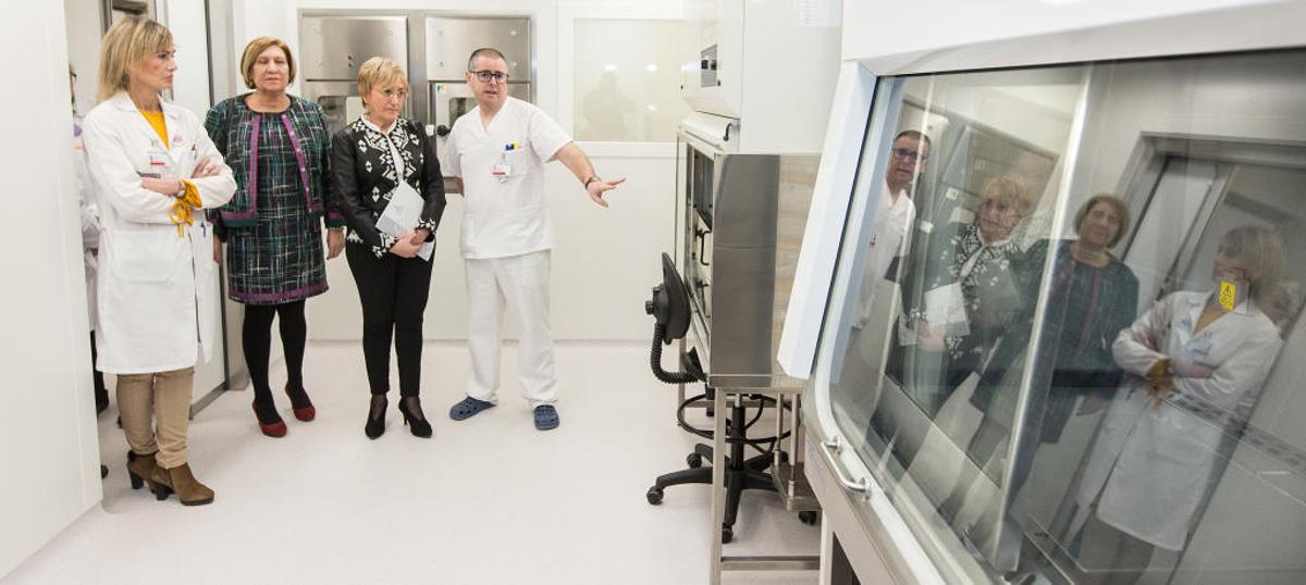 La consellera Barceló visita la nueva sala blanca