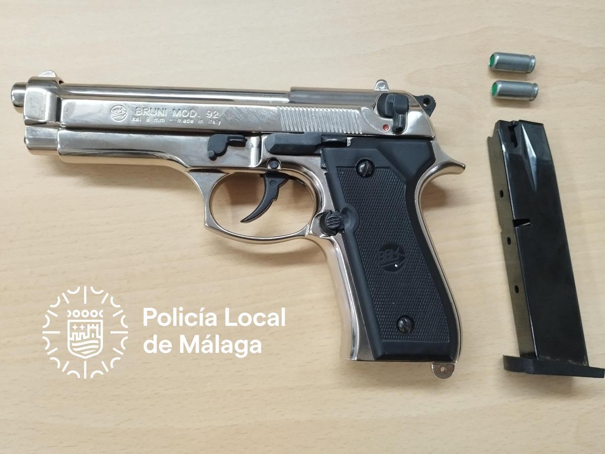 Arma corta intervenida por la Policía Local.
