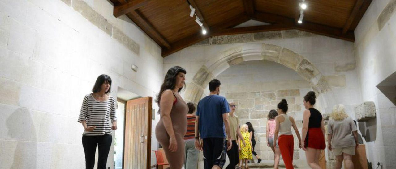 Una de las sesiones del taller “Salón des Refusés” de Ana Esmith (a la izq.), en la Capela do Hospital. | // G.NÚÑEZ