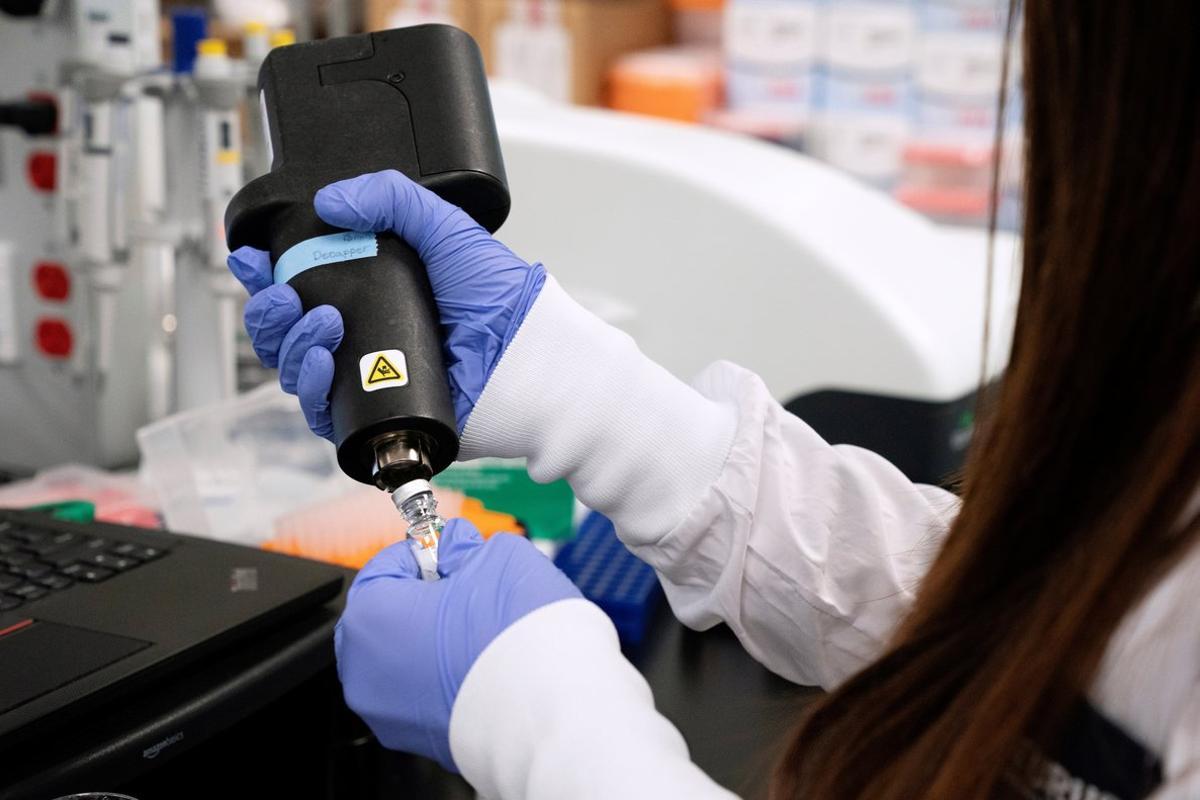 FILE PHOTO: A scientist at RNA medicines company Arcturus Therapeutics research a vaccine for the novel coronavirus (COVID-19) at a laboratory in San Diego, California, U.S., March 17, 2020.    REUTERS/Bing Guan/File Photo