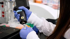 FILE PHOTO: A scientist at RNA medicines company Arcturus Therapeutics research a vaccine for the novel coronavirus (COVID-19) at a laboratory in San Diego, California, U.S., March 17, 2020.    REUTERS/Bing Guan/File Photo