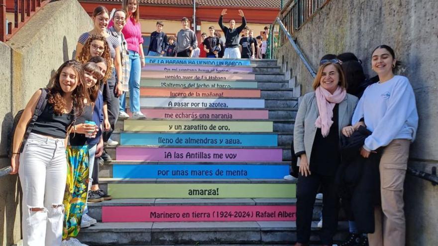 La edil de Educación, Montse Alonso, con alumnos del IES de Llanera..