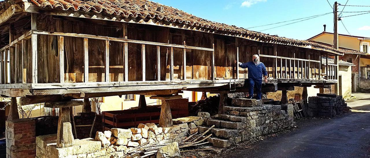 Pipo Estrada, ayer, en la escalera de acceso a la panera, en Santianes de Molenes (Grado). | S. Arias