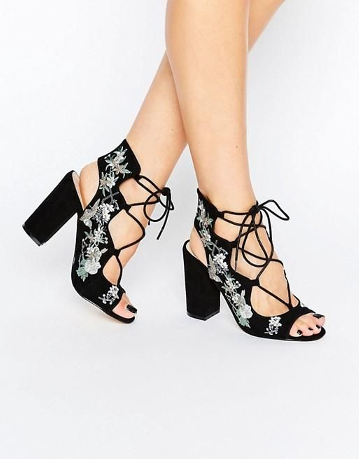 Sandalias con bordados florales de Miss Selfridge