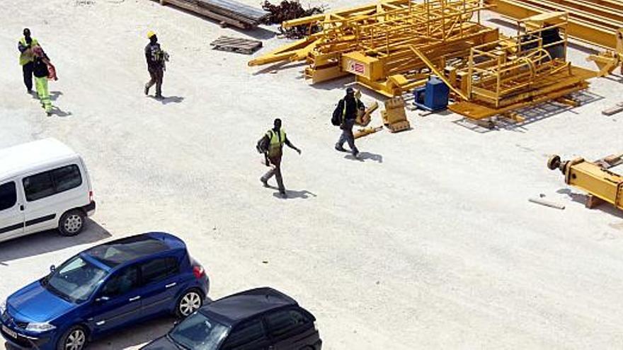 Trabajadores de la UTE Ferrovial-Hormigones Martínez abandonan la zona de obras del Barranc de la Batalla minutos después de las dos de la tarde de ayer.