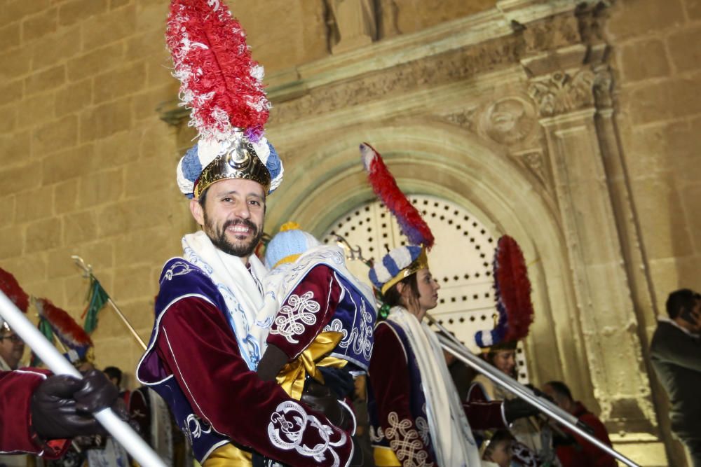 El desfile de La Entrada da la bienvenida a los Moros y Cristianos de Sax