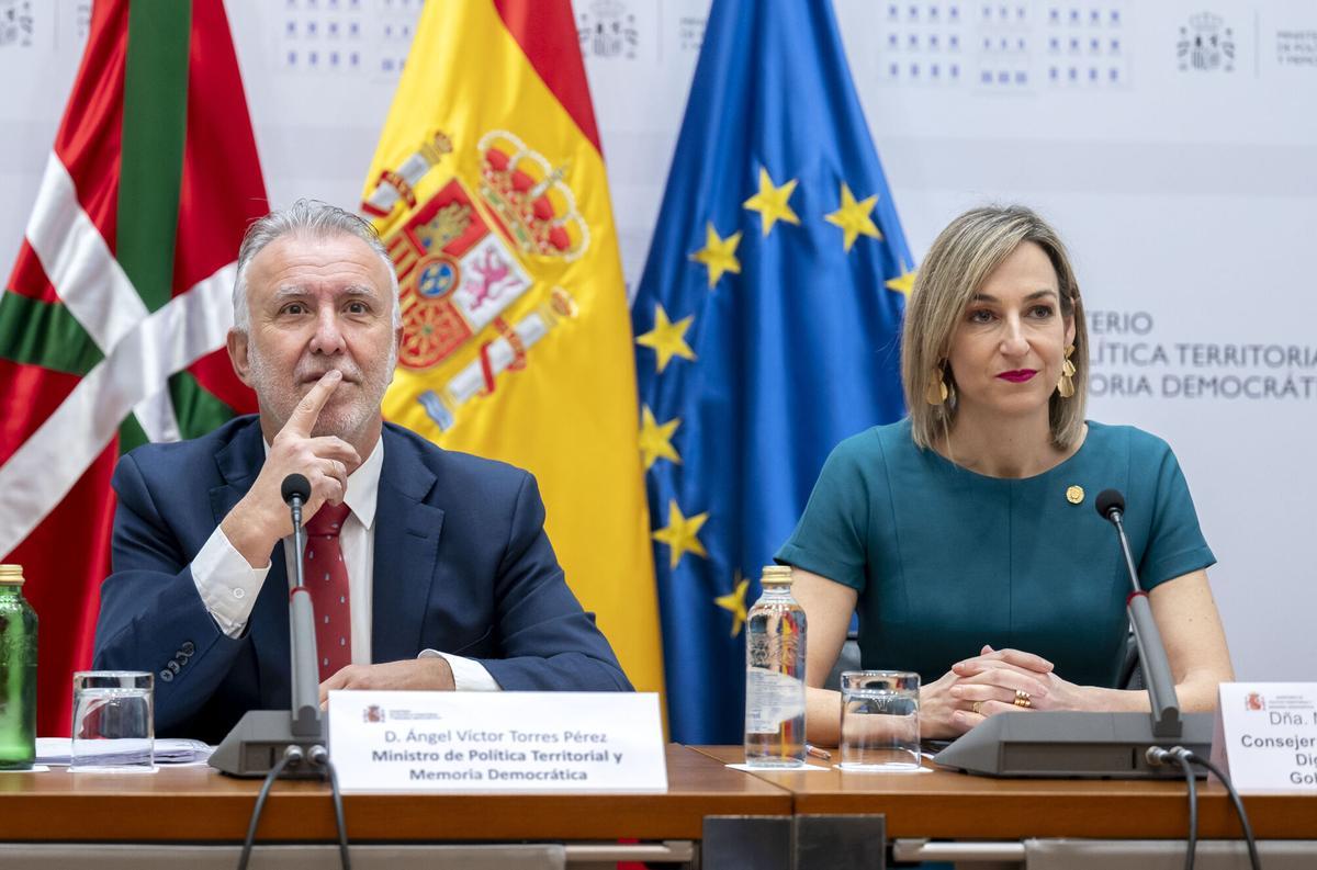 El ministro de Política Territorial, Ángel Víctor Torres, junto a la consejera de Gobernanza, Administración Digital y Autogobierno del gobierno Vasco, Maria Ubarretxena, durante la Comisión Mixta de Transferencias este viernes en Madrid.