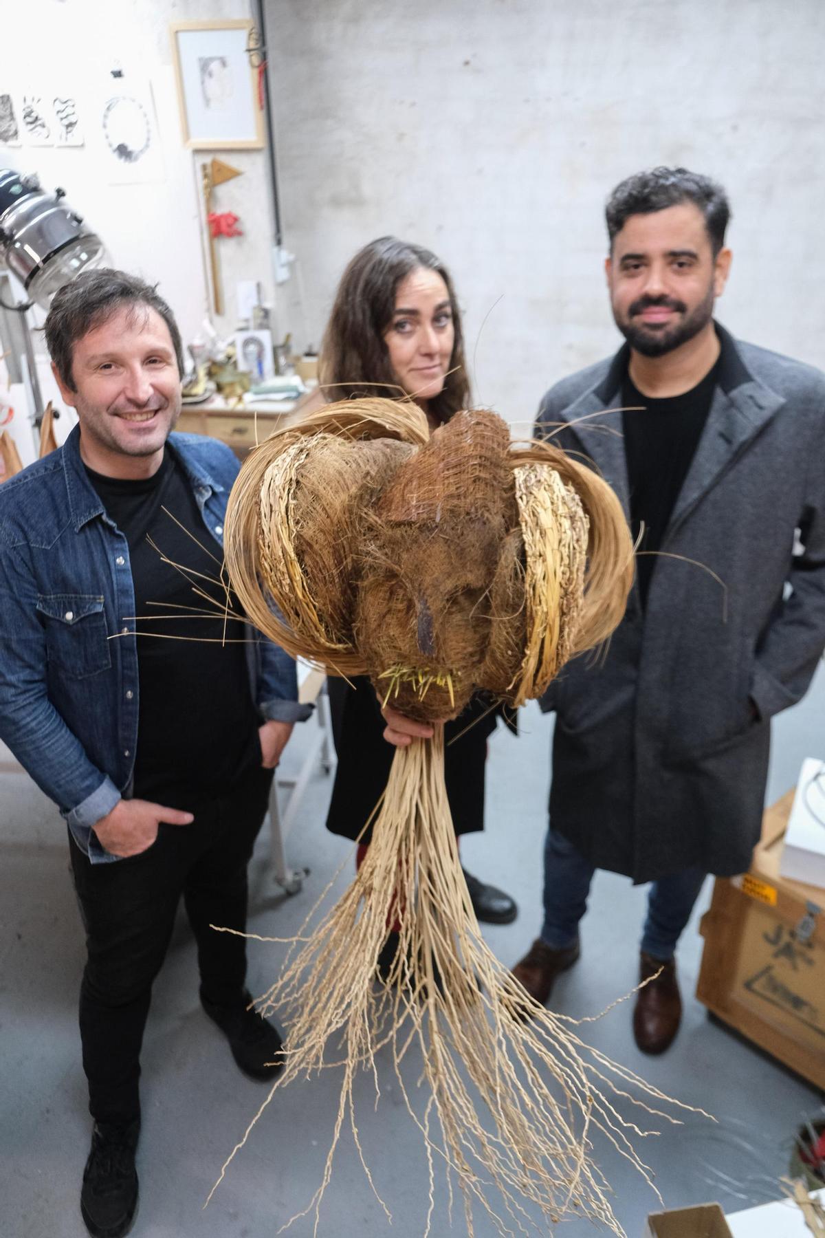 Mario Paul, Susana Guerrero y Fran Mateu con la peculiar Dama de Elche del cartel del festival