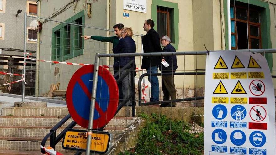 Rita Rendueles y José María Pérez conversan, ante la atenta mirada de César González, en la visita del Grupo municipal Socialista al barrio de Pescadores.