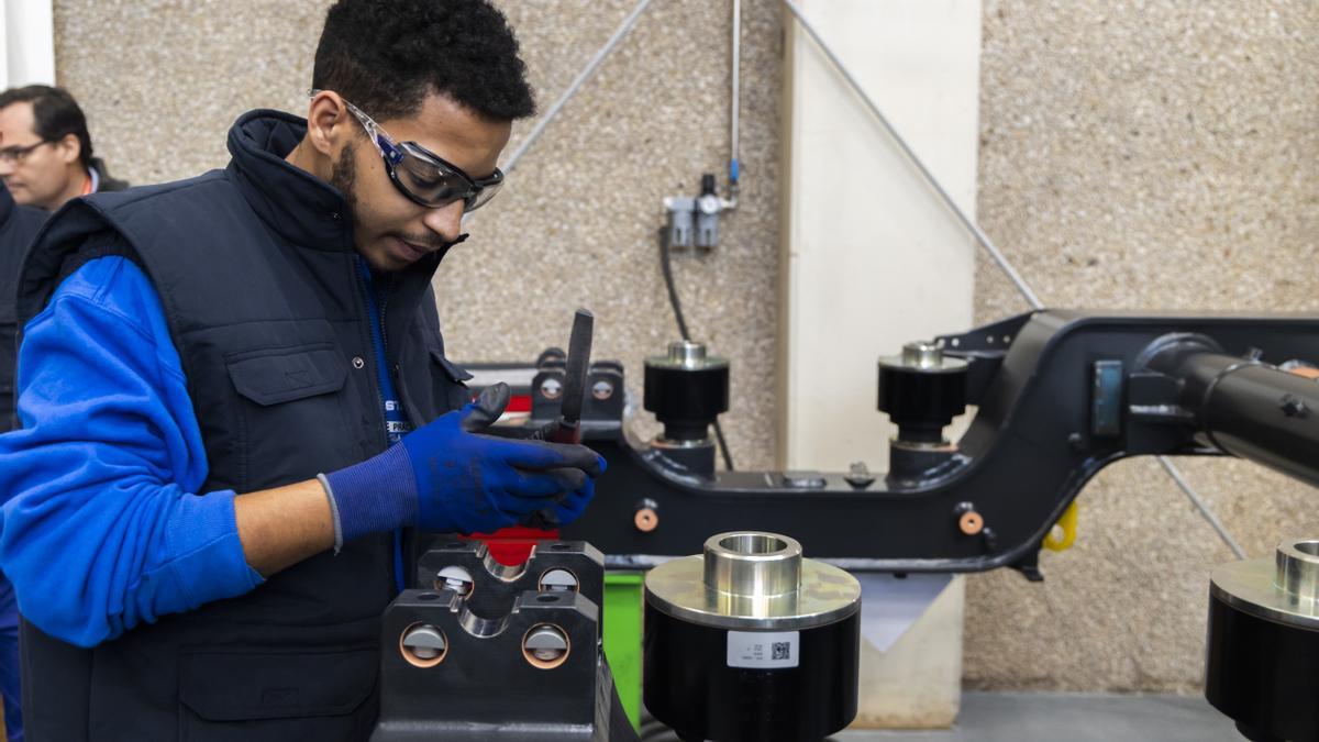 Un estudiante en el centro de Formacion Profesional de Stadler en Albuixec