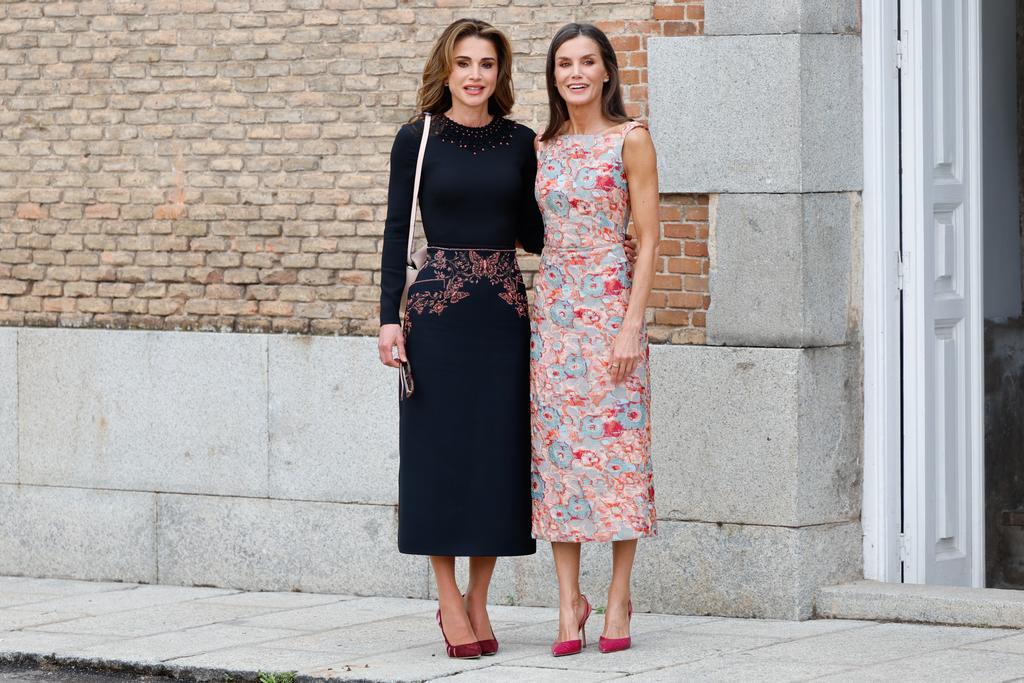 La reina Letizia y Rania de Jordania posan juntas en su visita a las Escuelas de Taller de Patrimonio Nacional en Madrid.