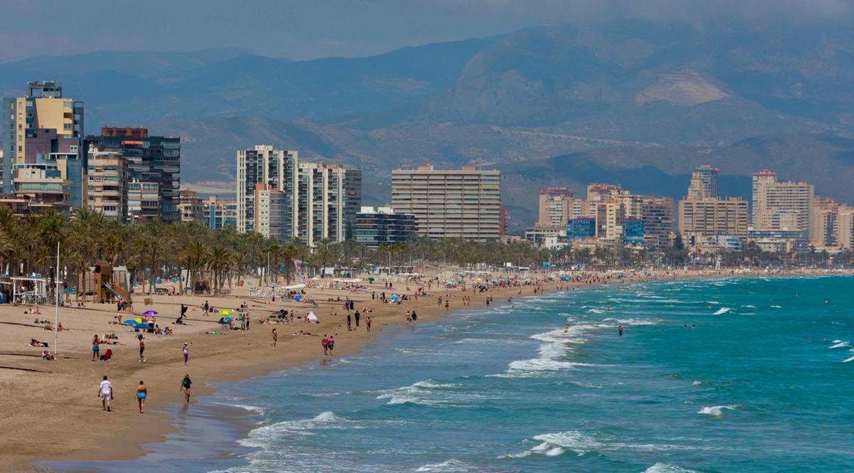 La playa de San Juan, una de las siete de España que mantiene desde 1987 la bandera azul de forma ininterrumpida, en una imagen de este martes
