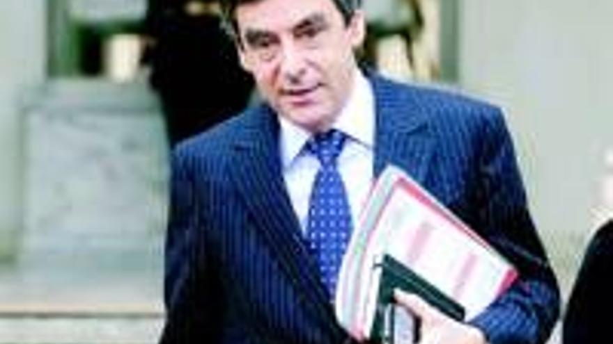 Fillon convoca de urgencia al Gobierno para afrontar la crisis