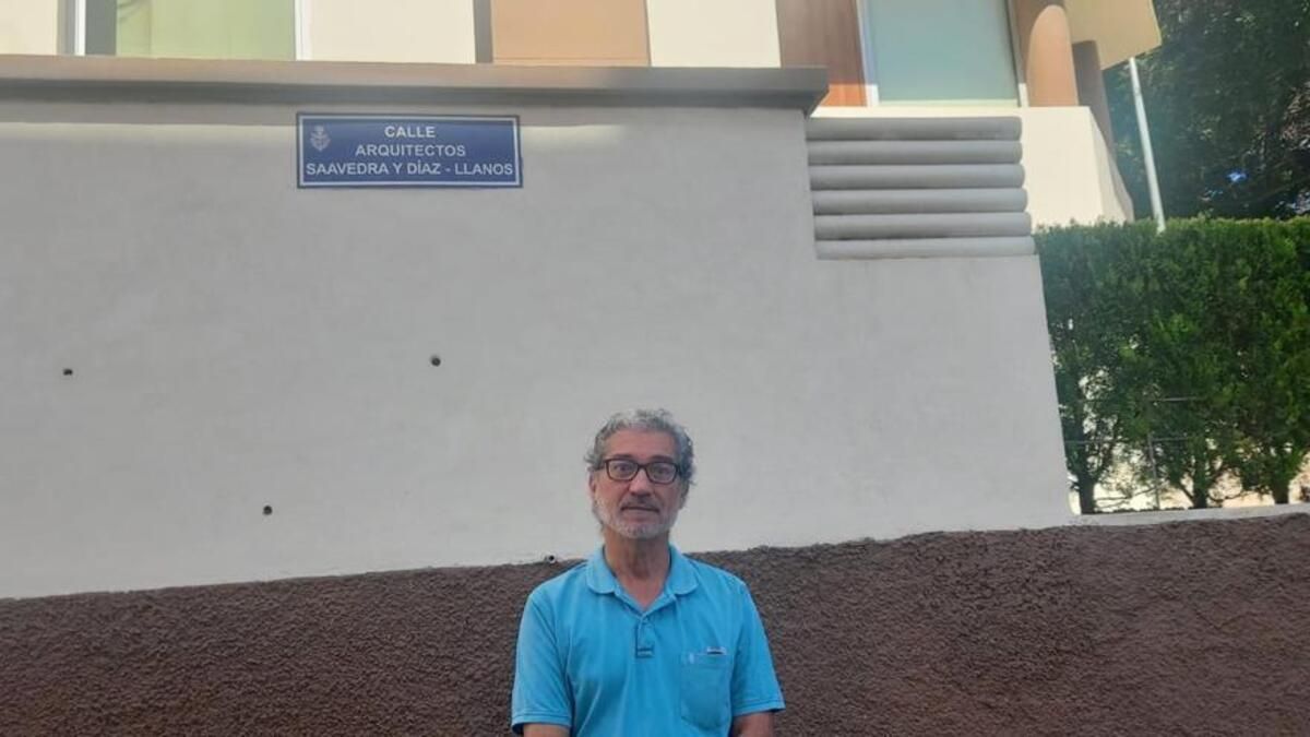 Antonio Padilla, junto al letrero de la calle.