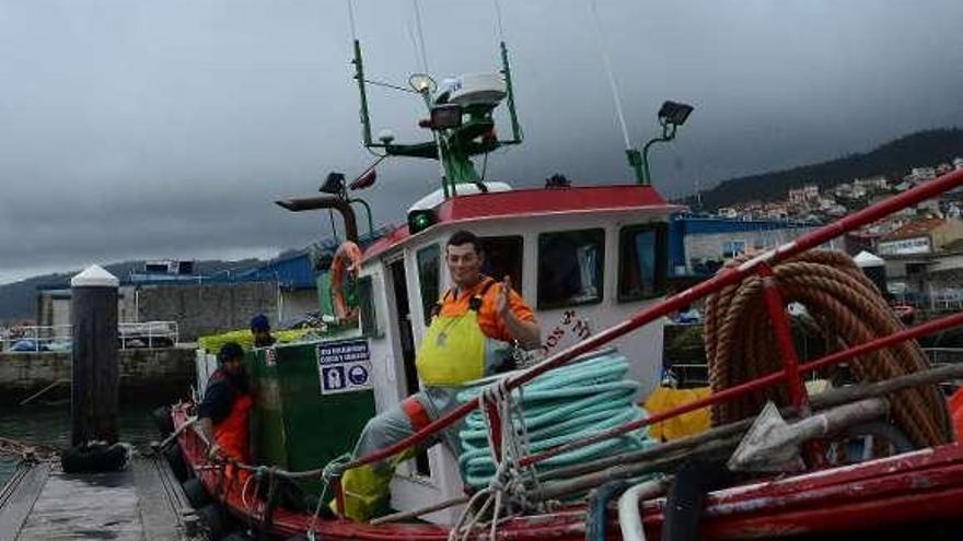 Un barco del cerco de Bueu antes de salir a faenar.  // G.Núñez