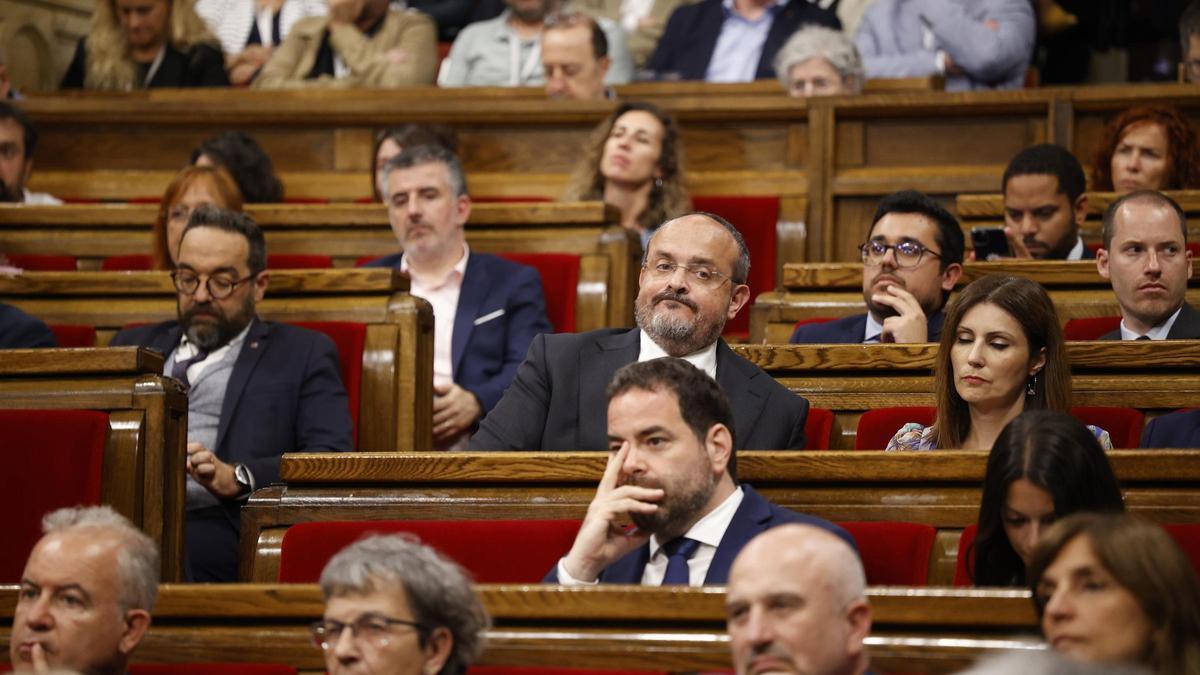 El presidente del PP de Catalunya, Alejandro Fernández, junto a Lorena Roldán, portavoz adjunta del grupo parlamentario y Juan Fernández, detrás, nuevo portavoz del grupo parlamentario