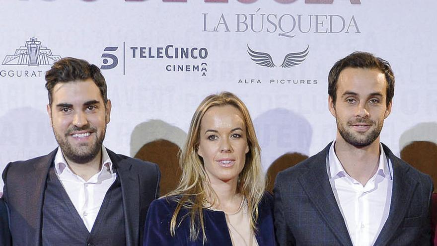 Anxo Rodríguez (izq.) junto a Lucía y Curro Sánchez, ambos hijos de Paco de Lucía, en el estreno de la película. // Carlos Serrano
