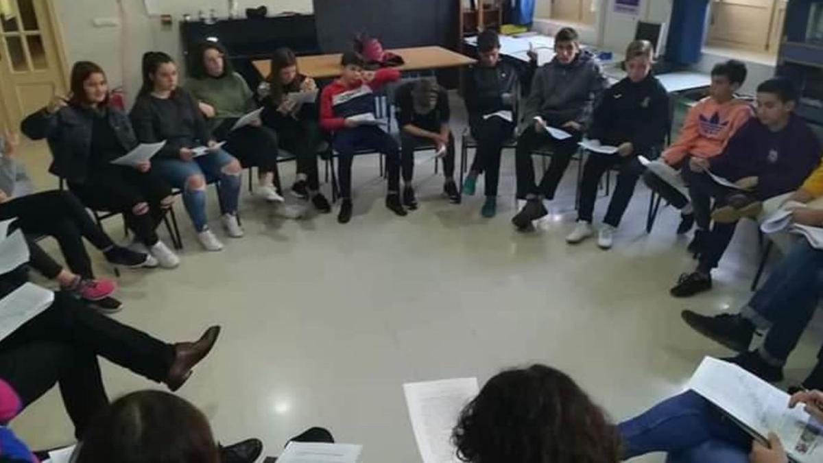 Alumnos del IES Sácilis en una actividad de lectura conjunta. | CÓRDOBA