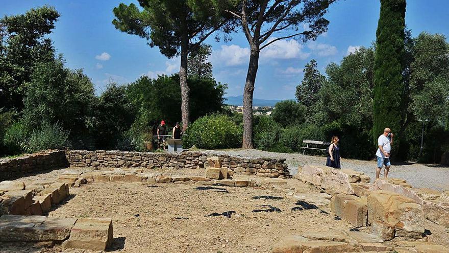 La ciutat ibèrica d&#039;Ullastret, ahir, amb uns visitants al fons.