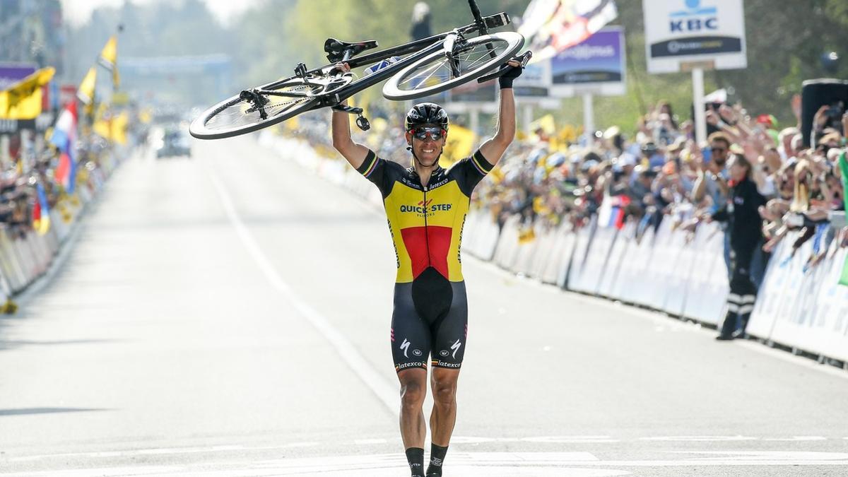 Philippe Gilbert cruza la meta de Flandes con la bici a cuestas
