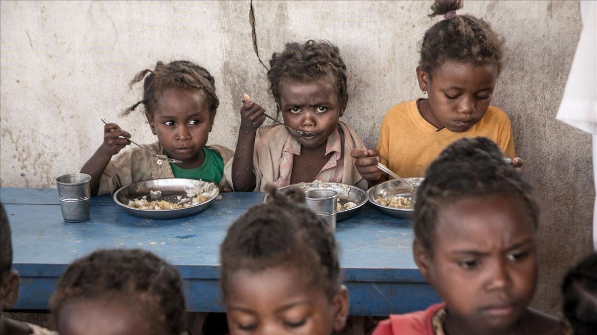 El programa de prevención de la sequía, garantiza que los niños puedan comer al menos una vez al día en Madagascar.