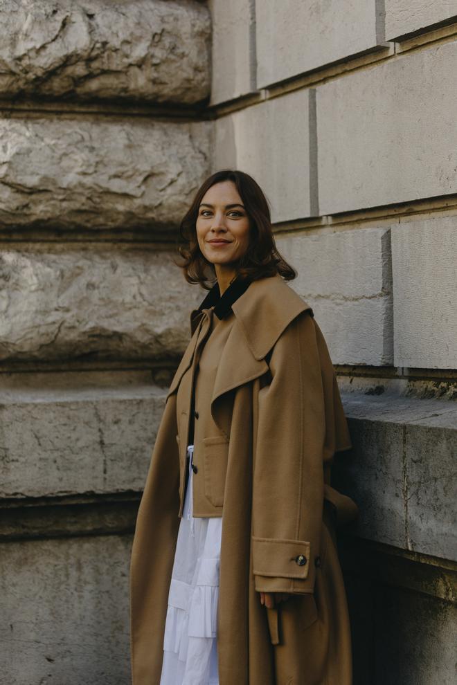 Alexa Chung con gabardina