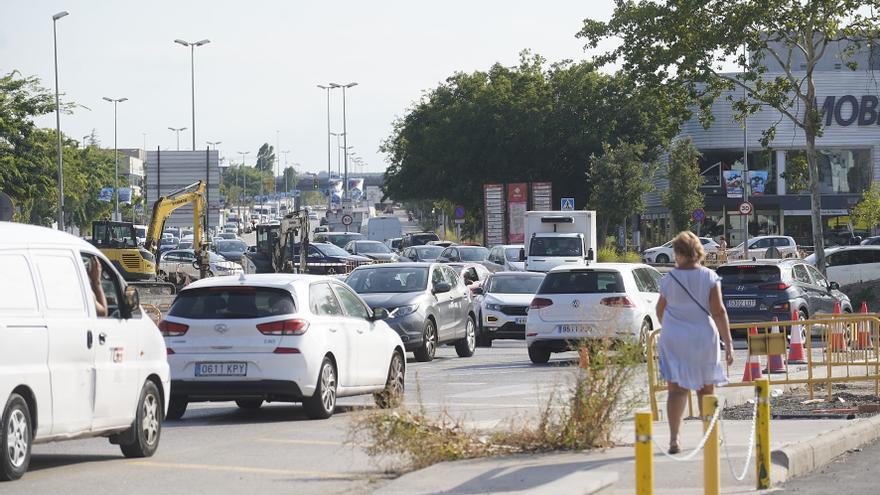 Les cues per les obres a la plaça de Salt de Girona van per llarg