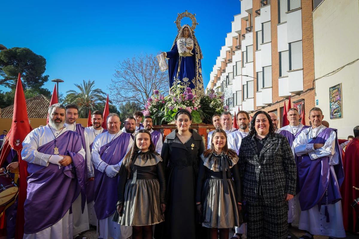 La Reina del Encuentro con sus camareras y la Hermana Mayor.