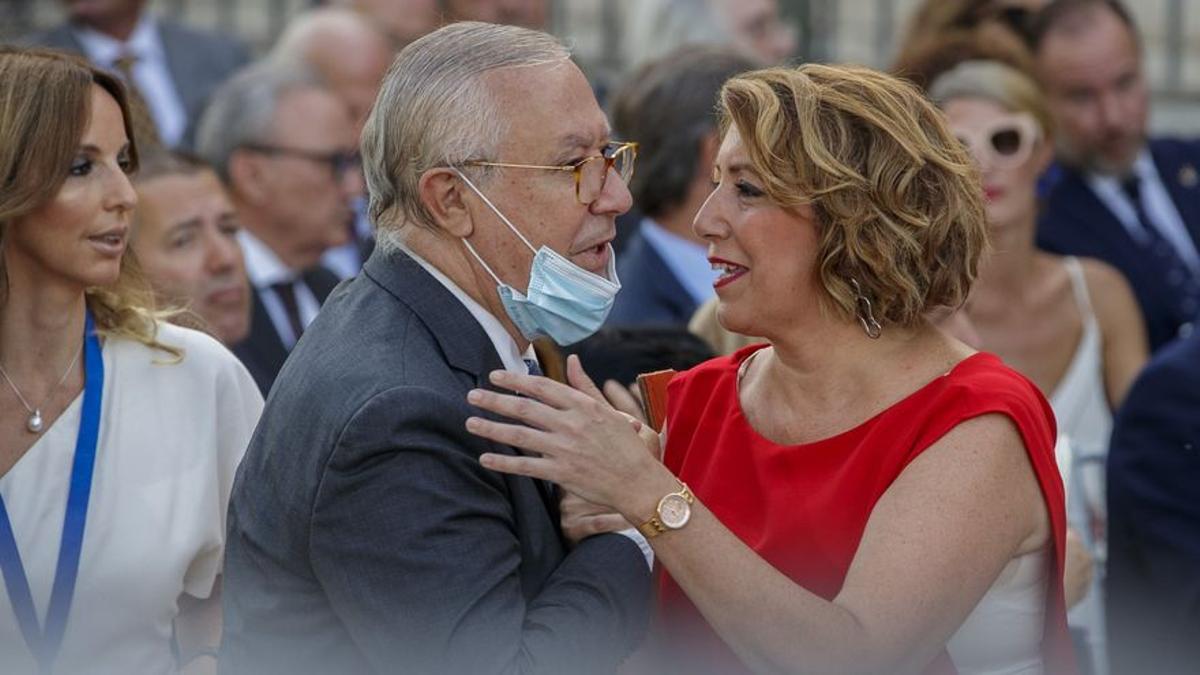 La expresidenta andaluza, Susana Díaz, y el presidente de honor del PP andaluz, Javier Arenas, se saludan antes de la jura del presidente de la Junta de Andalucía, Juanma Moreno.