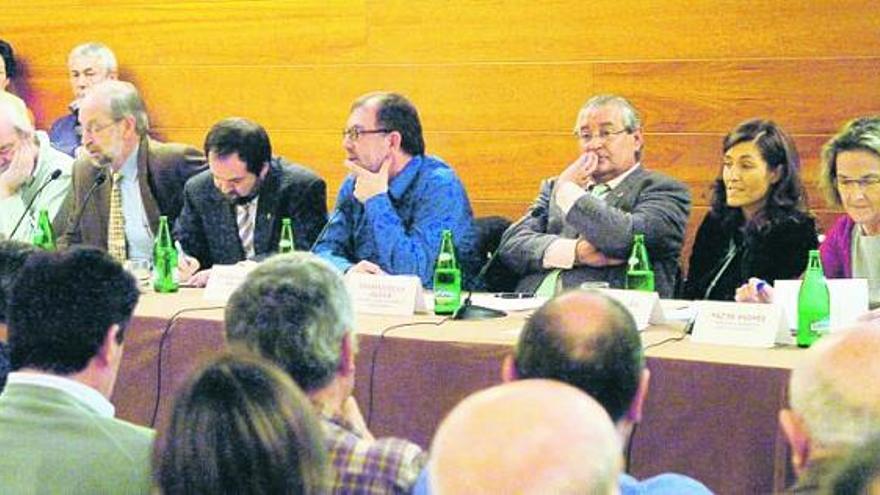 García Oviedo, Toribio, Sáenz de Santamaría; el presentador, Pedro Alberto Marcos; Gerardo de la Iglesia, Ana Miralles y Paz de Andrés, durante el acto.