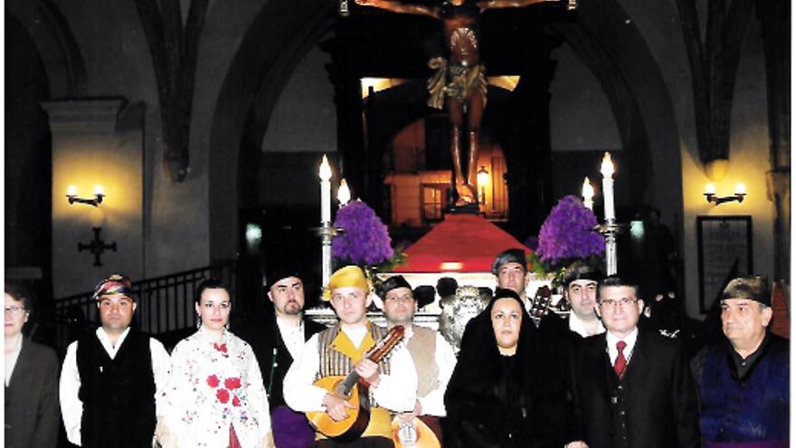 Cantadores y rondalla en el Viacrucis parroquial, en la década de los 90.