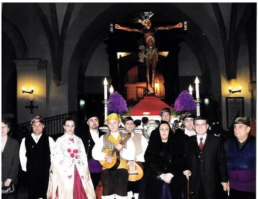 Cantadores y rondalla en el Viacrucis parroquial, en la década de los 90.