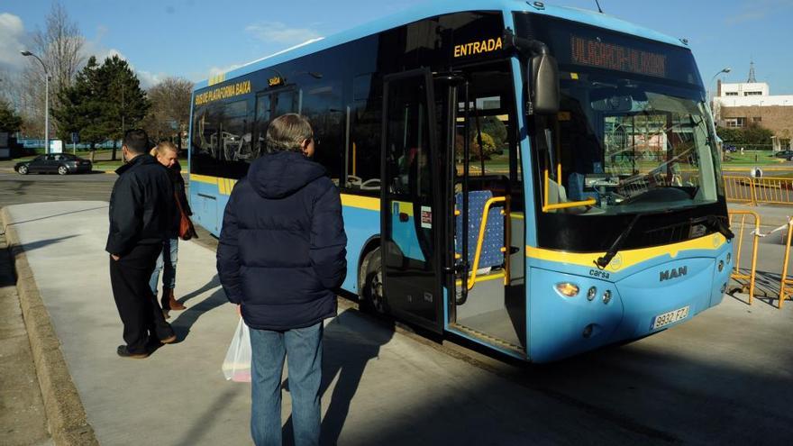 Para da de autobús en Vilagarcía. // I. Abella