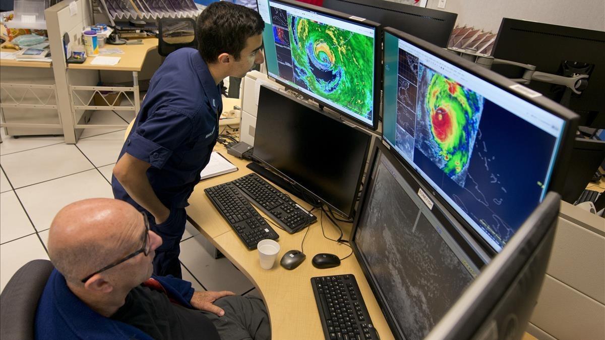 Técnicos de la Administración Nacional Oceánica y Atmosférica (NOAA, por sus siglas en inglés), observan en el National Hurricane Center Miam imágenes de radar e infrarrojas de satélite que representan el ojo del huracán ’Irma’ a su paso por los Cayos de Florida.