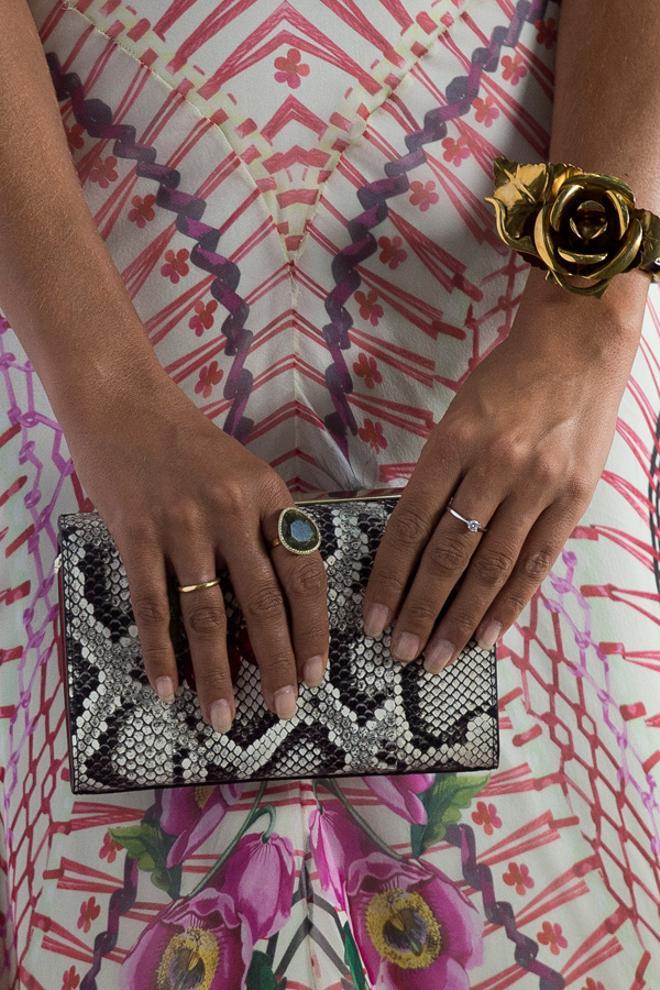 Sara Carbonero con look de fiesta de verano: clutch de estampado de serpiente, sortijas y pulsera