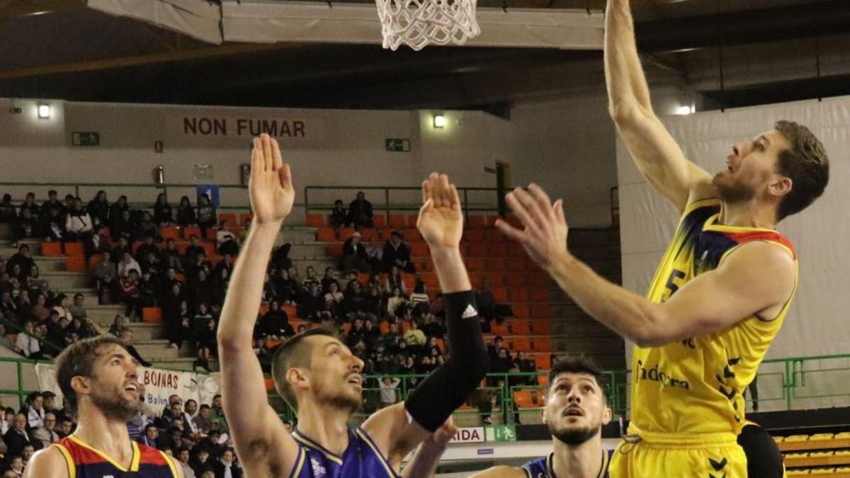 Andorra, alcanzando el aro del COB en el partido de ida.