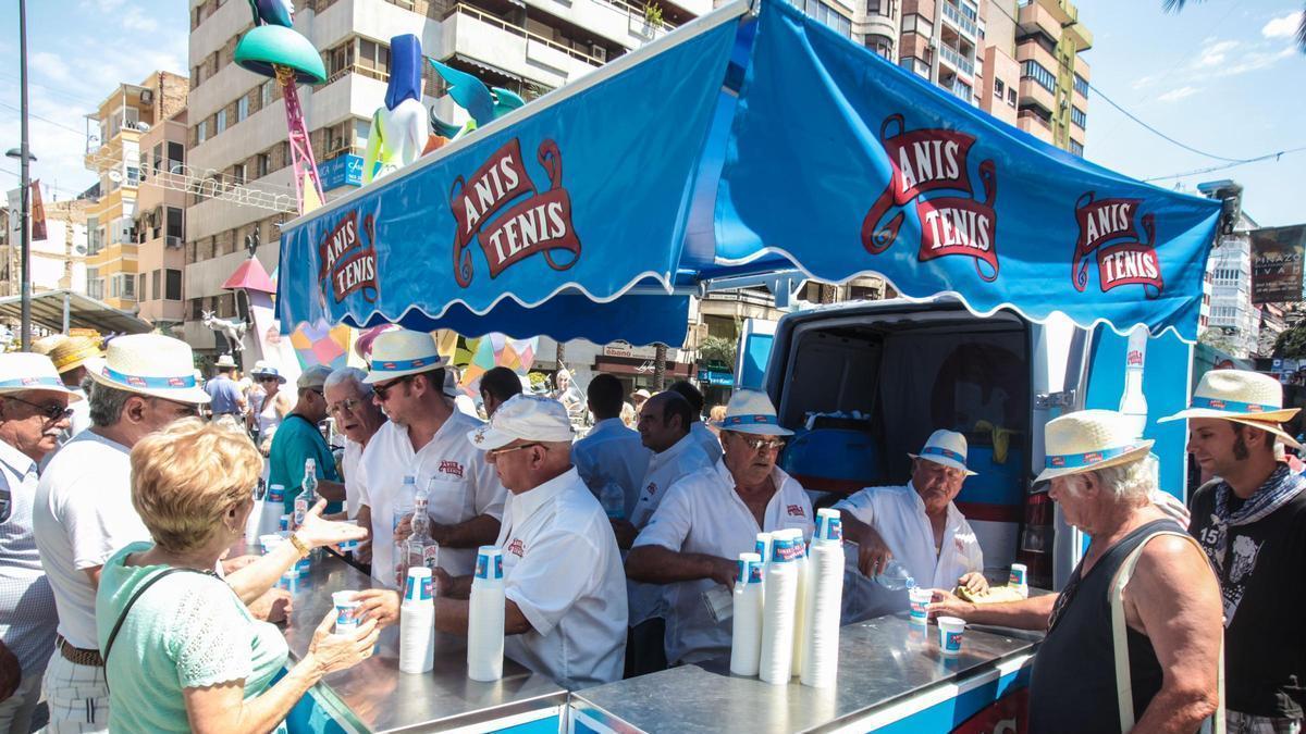 Anís Tenis salva sus palomas en las mascletás de Luceros