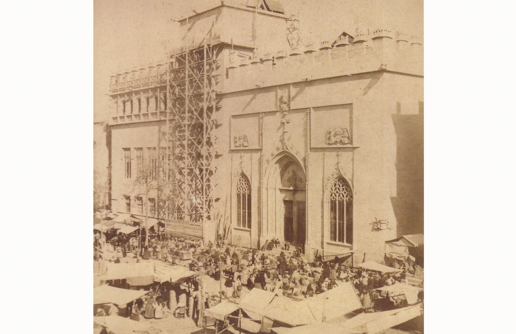 Así lucía la Lonja de València a principios del siglo XX en las tarjetas postales de la época.