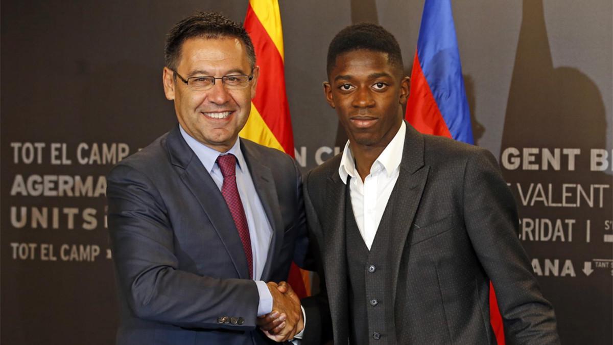 Josep Maria Bartomeu y Ousmane Dembélé en el día de la presentación del francés como jugador del Barça