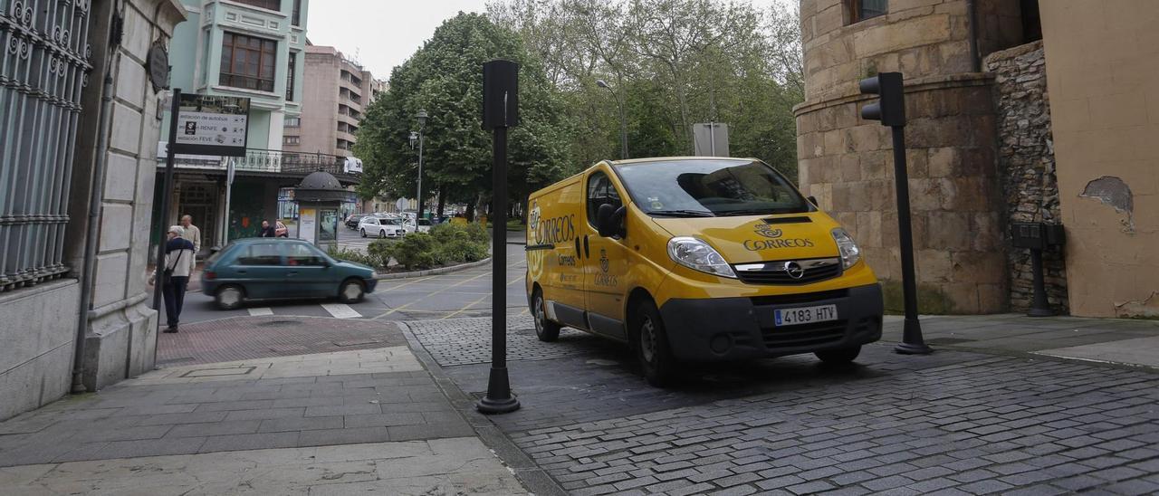 Una furgoneta de reparto de Correos.