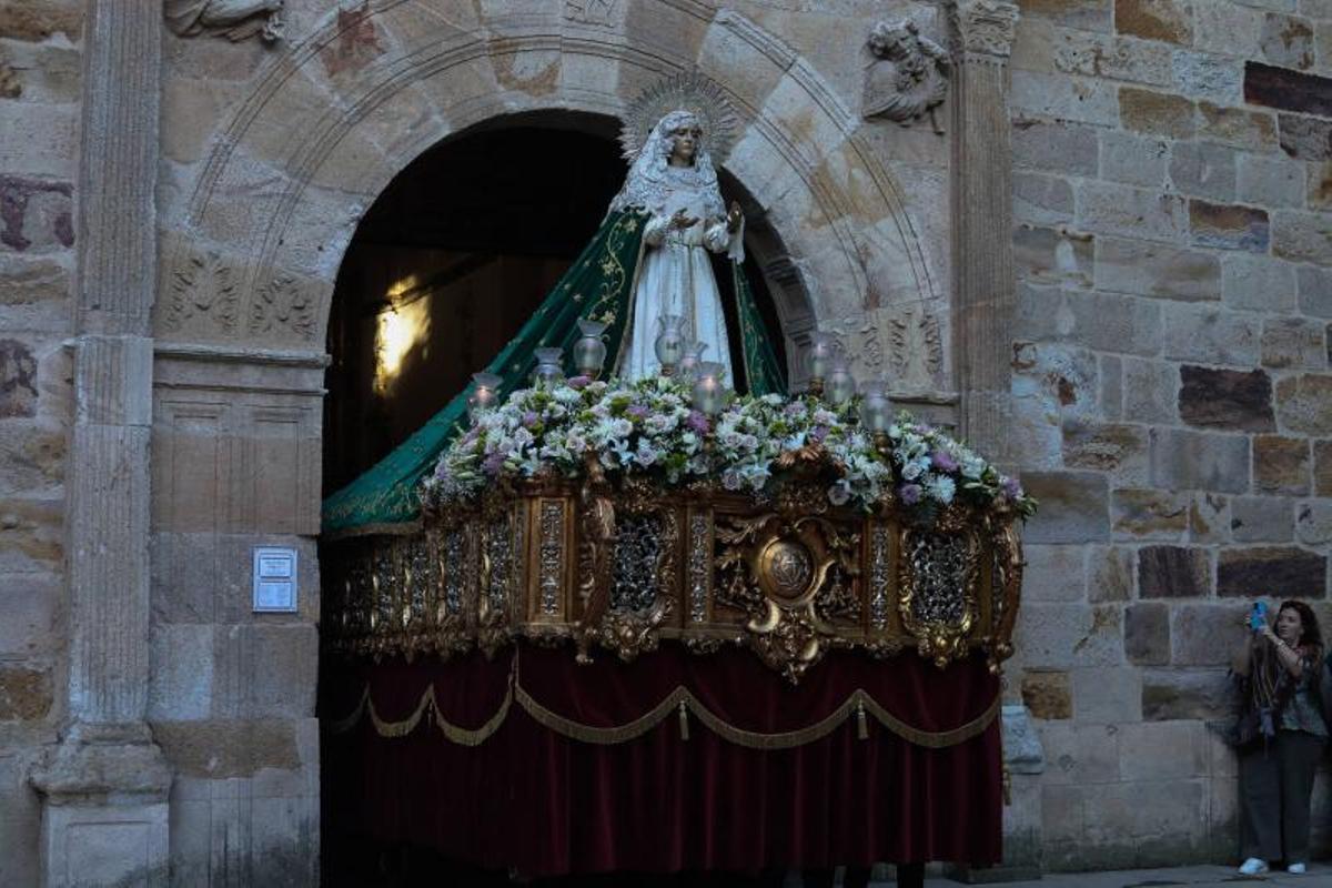 La Esperanza en su salida el último Martes Santo desde San Andrés.