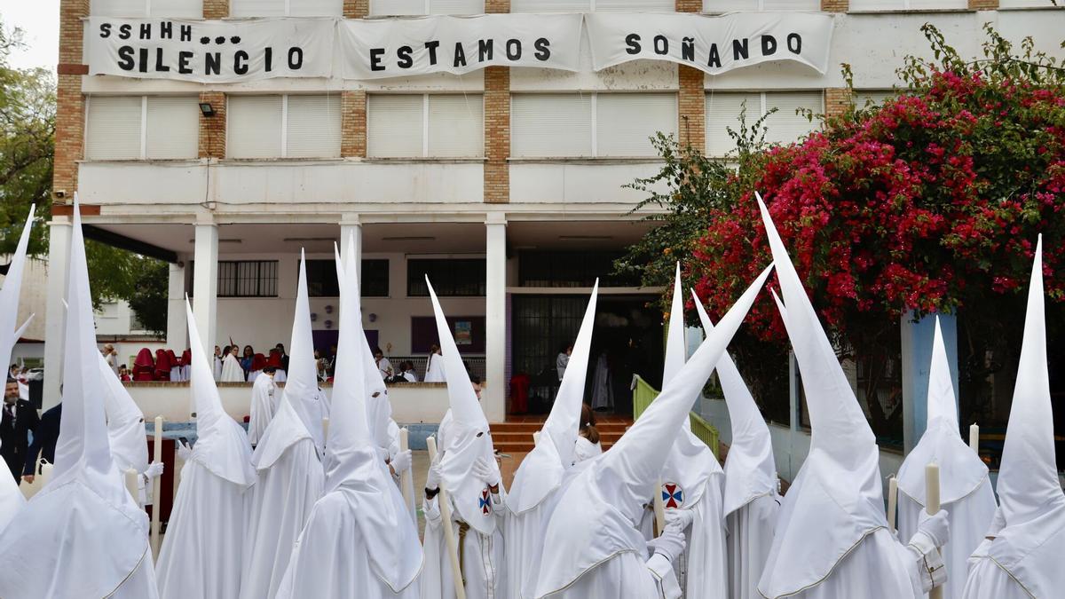 Preparativos de los nazarenos del Cautivo antes de salir en procesión, en el Colegio José Bergamín.