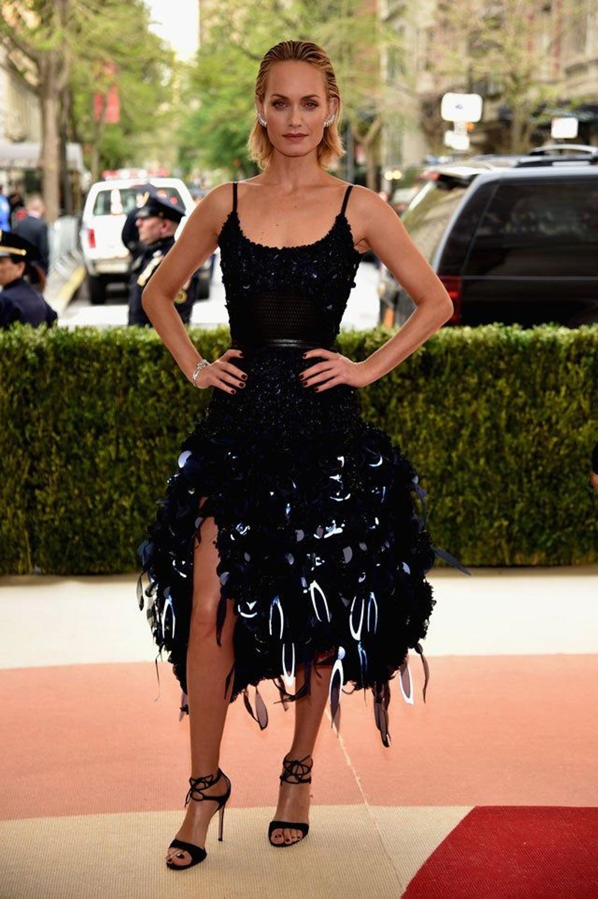 Amber Valletta, de H&amp;M, en la alfombra roja de la gala Met 2016.